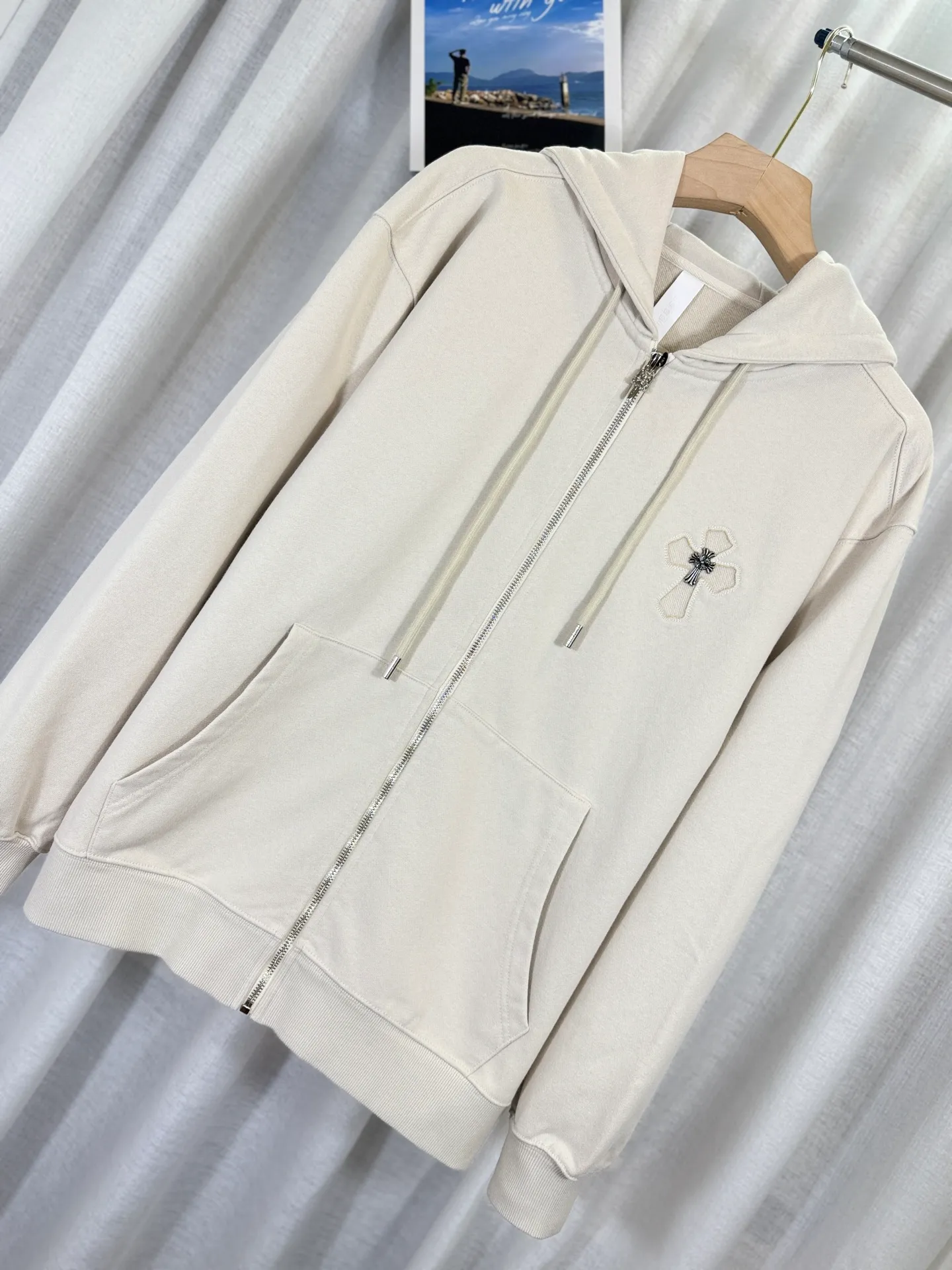 P350 top version, real shot without P, ​​different from market currency) 𝗖𝗵𝗿𝗼𝗺𝗲 𝗛𝗲𝗮𝗿𝘁𝘀/Cro Heart 2025 Washed Burnt Patches Embroidered Autumn and Winter New Original Counter American Laser Burnt 3D Couple Casual Cardigan Sweatshirt 👑The highest version! Customized fabric 480g tripe terry fabric! American acid-washed and distressed original fabric, laser burning + patch embroidery, exquisite embroidery of letters! The best-selling model in the counter, very comfortable to wear. Accessories: original molded and authenticated collar label➕100% silk wash label. Genuine purchase-grade original hangtag➕matching hanging rope➕3D hanging beads➕original packaging bag. Craftsmanship: The original version has consistent wiring! The highest version of the armhole matching technique! Color: Beige Black Size: S M L XL Style No.: 25-320